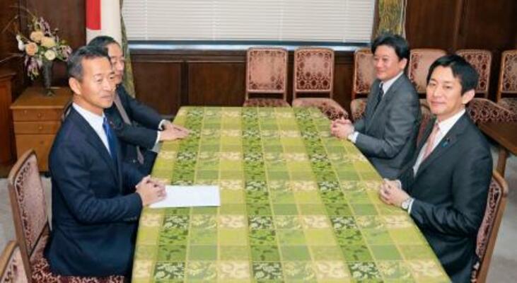 会談に臨む自民党の小林政調会長(手前右)と公明党の岡本政調会長(同左)ら=19日午前、国会