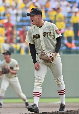 ５回、作新の先発・小川が三振を奪い、雄たけびを上げる＝県営