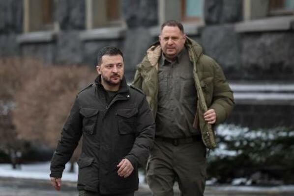 ウクライナのゼレンスキー大統領(左)とイエルマーク大統領府長官=2024年1月、キーウ(ロイター=共同)