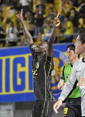 後半30分、栃木ＳＣのＦＷオタボー（中央）が勝ち越しゴールを決めて喜ぶ＝カンセキスタジアムとちぎ、森田大地撮影