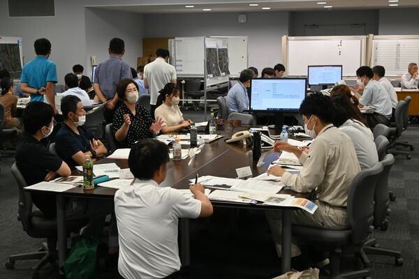 災害廃棄物処理に関する初動対応訓練で議論自治体職員ら＝26日午前、県庁