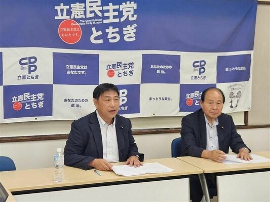 党本部への公認申請が決まり、記者会見する小池氏（左）＝29日夜、宇都宮市内