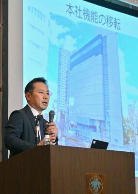 「宇都宮パルコ」跡の活用方法などについて語る中村氏＝19日午後１時30分、宇都宮市本町