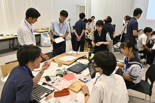 視覚障害の有無にかかわらず多くの人が楽しめる遊びを考える生徒たち＝２日午後、宇都宮市