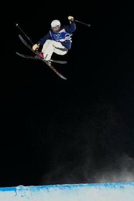 　女子ビッグエア予選　ジャンプする古賀結那。この後転倒した＝リビーニョ（共同）