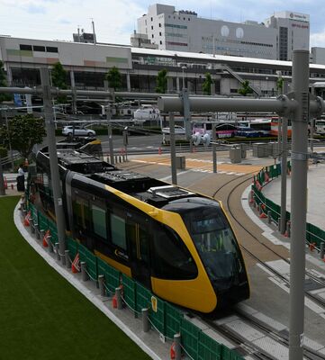 宇都宮駅東口停留場を出るＬＲＴ車両「ライトライン」
