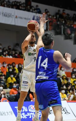 第１クォーター３分、３点シュートを決めるブレックスの遠藤＝アオーレ長岡