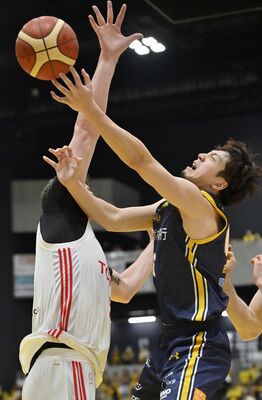 第３クオーター３分、相手の守備に阻まれるブレックスの比江島＝日環アリーナ栃木