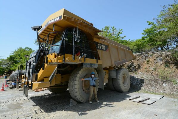 乗車体験ができる60トンのダンプ（吉澤石灰工業提供）