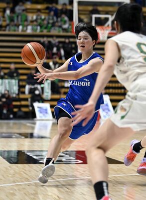 第2クオーター、白鴎大の高木がコーナーにパスを出す