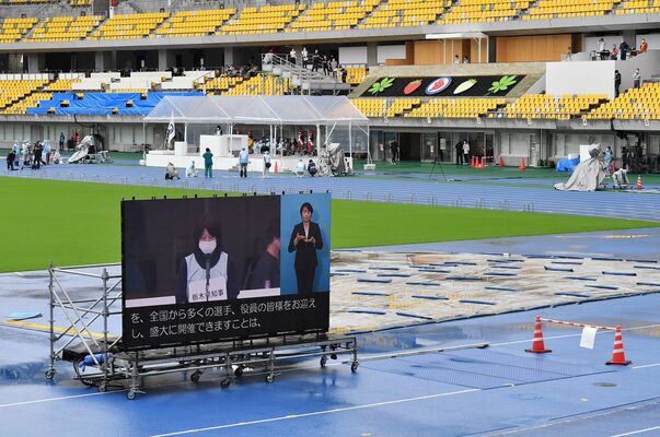 関係者らが式典の流れなどを確認した総合開会式リハーサル＝24日午後３時、宇都宮市のカンセキスタジアムとちぎ