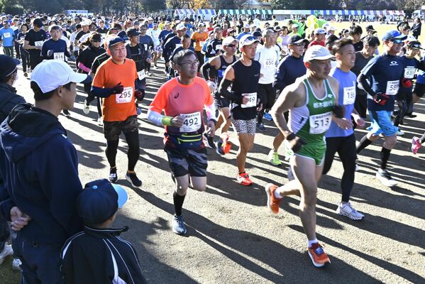 １０キロコースのスタートを切る選手ら