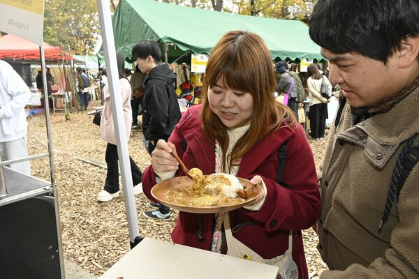 チーズを使ったカレーを楽しむ来場者