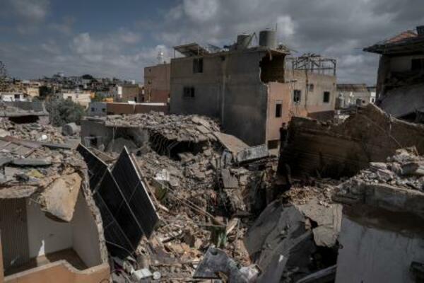 26日、レバノン南部スールで、イスラエルの空爆により破壊された町並み(ゲッティ=共同)