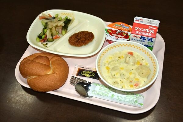 提供された「ホタテとコーンのシチュー」（右）