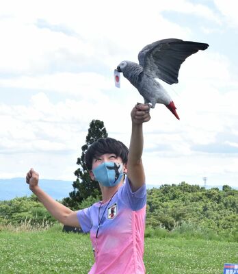 日本代表の勝利を予想したヨウムのオリビア