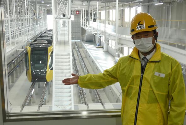 検修庫の内部を紹介する社員