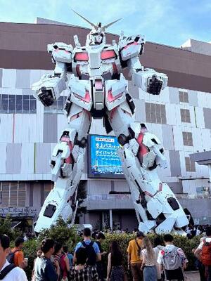 　実物大ユニコーンガンダム立像＝東京都江東区