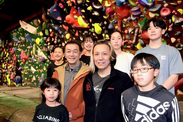 台湾のクライミングジムと連携し、選手を台湾での大会に招待する荒井さん（前列右から２人目）。左隣は県山岳・スポーツクライミング連盟の北村理事