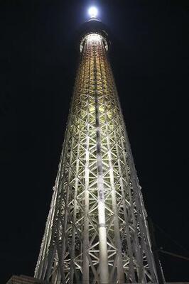 　エレベーターが急停止した東京スカイツリー＝２２日夜、東京都墨田区