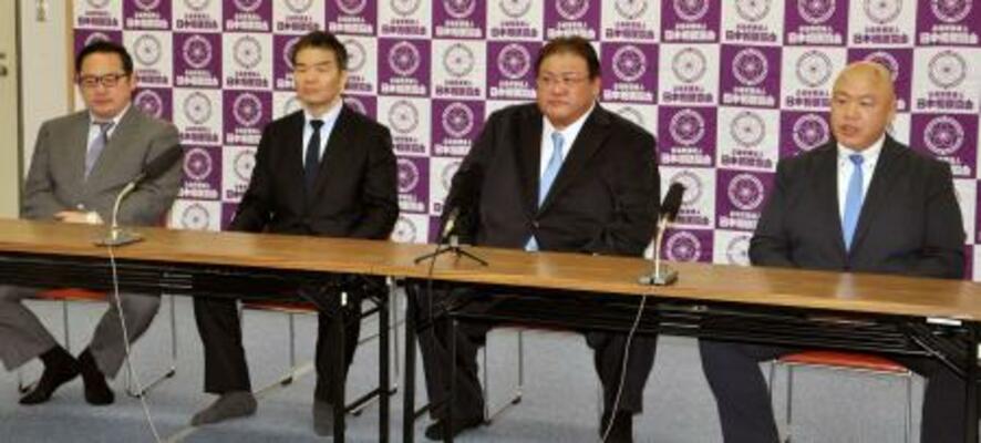 新理事に就任し、記者会見する(左から)尾上親方、片男波親方、追手風親方、藤島親方=25日、大阪市内