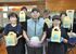 収穫した高級メロンを手にする閑馬小の従業員たち