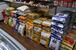 さまざまな輸入米が並ぶセワマートの店内