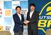 握手を交わす栃木ブレックスの藤本社長（右）と佐藤宇都宮市長＝１日午後、同市役所