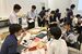 視覚障害の有無にかかわらず多くの人が楽しめる遊びを考える生徒たち＝２日午後、宇都宮市