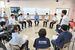 生徒や杉本本部長（中央）らが参加した意見交換会＝24日午後、栃木工業高