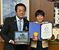 平山町長（左）に受賞を報告した砂川さん