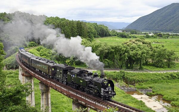 乗客を乗せ、会津の鉄路を駆け抜けるＳＬ大樹「土津」＝27日午後２時55分、福島県下郷町