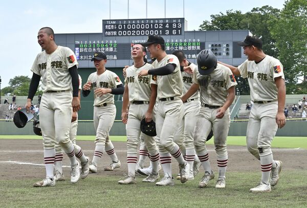 延長タイブレークの末に惜敗して４年ぶりの優勝を逃し、涙を流す作新ナイン＝エイジェックスタジアム、森田大地撮影