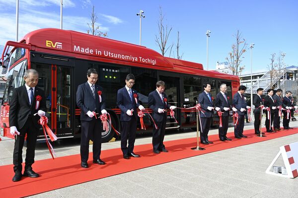 テープカットを行う出席者＝18日午前、宇都宮市内