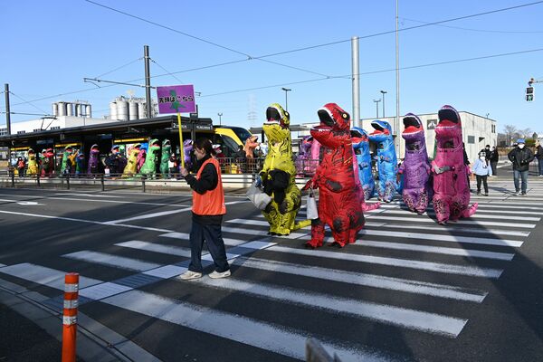 次世代型路面電車の無料貸し切り便で会場に向かう参加者