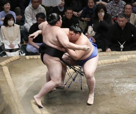 大相撲夏場所13日目、大関対決で琴桜(左)を寄り切って2場所連続優勝を決めた=5月23日、東京・両国国技館