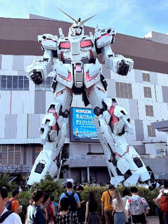 　実物大ユニコーンガンダム立像＝東京都江東区