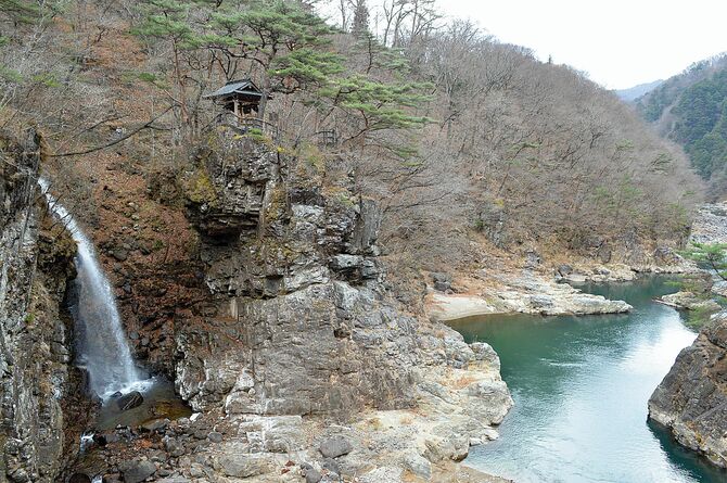 虹見橋から龍王峡を一望。険しい岩盤が露出し、龍がf暴れまわったような形状から名付けられました
