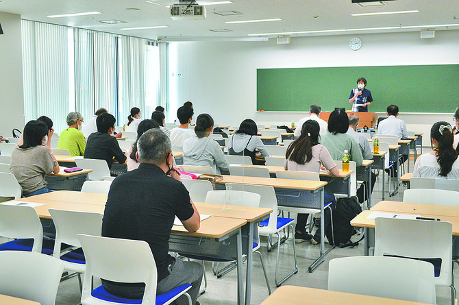 入学説明会の事前打ち合わせの様子。ボランティア約50人が参加