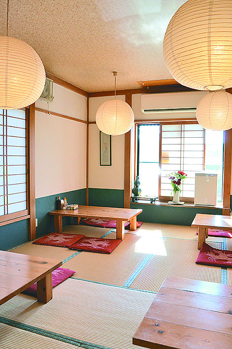 店内はジャズが流れ、おしゃれな雰囲気