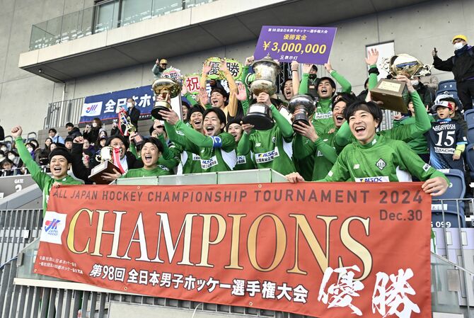 ２年ぶり２度目の優勝を決め、歓喜に沸くリーベ栃木の選手たち＝30日午後、東京・大井ホッケー競技場