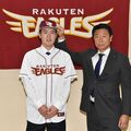 楽天育成3位の白鴎大・中沢に指名あいさつ 「支配下になって1軍のローテに」