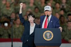 米大統領、首相と空母視察