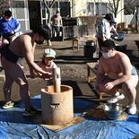 “高校生力士”が力強く餅つき　宇都宮の保育園