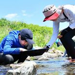 川底で“宝探し”　なかがわ水遊園が砂金採り体験会　那珂川の武茂川