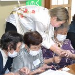 爪と手のケア、プロが指導　小山で若者と高齢者が交流　協力隊員が企画
