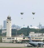 米軍、嘉手納基地で降下訓練