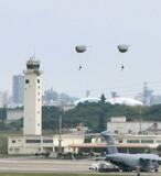 米軍、嘉手納基地で降下訓練