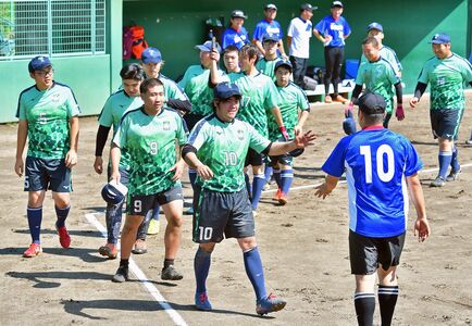 大会初のフットソフトボールの試合を終え、健闘をたたえ合う本県と茨城県の選手たち＝24日午前、宇都宮市西川田４丁目