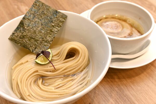 美しく盛り付けられた「昆布水つけ麺」。つけ汁は塩で、すだちをトッピング